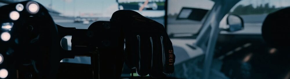 SRG1 im Cockpit-Rig mit Sim-Racing-Screens, Faust am Lenkrad
