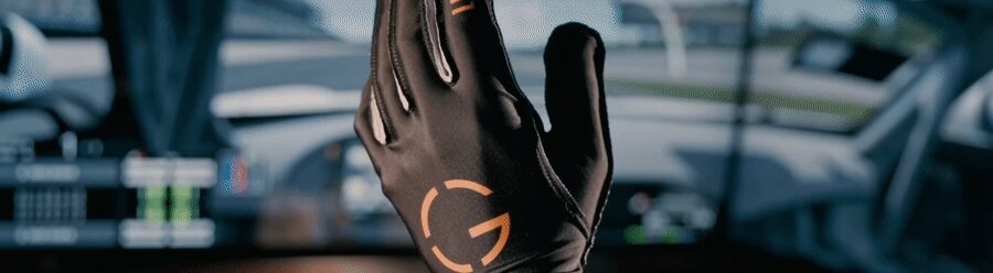 Faust im SRG1 Sim-Racing-Handschuh mit orangem G-Logo, Cockpit im Hintergrund